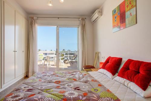 ein Schlafzimmer mit Bett und Meerblick in der Unterkunft Jardines de Denia in Denia