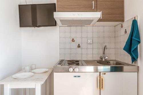 Kuchyň nebo kuchyňský kout v ubytování Almyra Seaside Suites