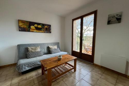 un salon avec un canapé et une table dans l'établissement 4-guest flat w terrace & shared pool Verdon countryside, à Artignosc-sur-Verdon