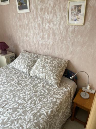 Katil atau katil-katil dalam bilik di Studio White Chateau met parking en zonnig balkon