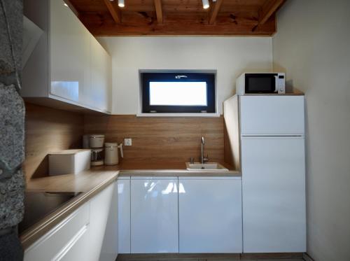 Dapur atau dapur kecil di Rezerwat Wielin Sauna - Balia - Hot Tube - Jacuzzi - Basen - Klimatyzacja - Kominek