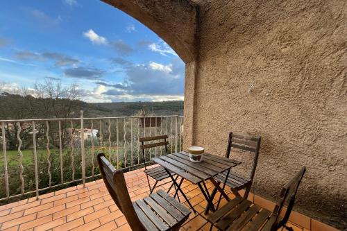 une table et des chaises sur un balcon avec vue dans l'établissement 4-guest flat with terrace & shared pool Verdon countryside, à Artignosc-sur-Verdon