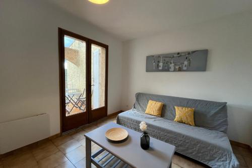 un salon avec un canapé et une table dans l'établissement 4-guest flat with terrace & shared pool Verdon countryside, à Artignosc-sur-Verdon