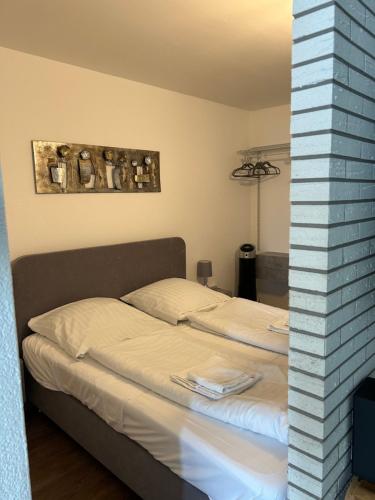 een slaapkamer met twee bedden in een kamer bij App 365 Panoramic Hohegeiß mit WLan in Braunlage
