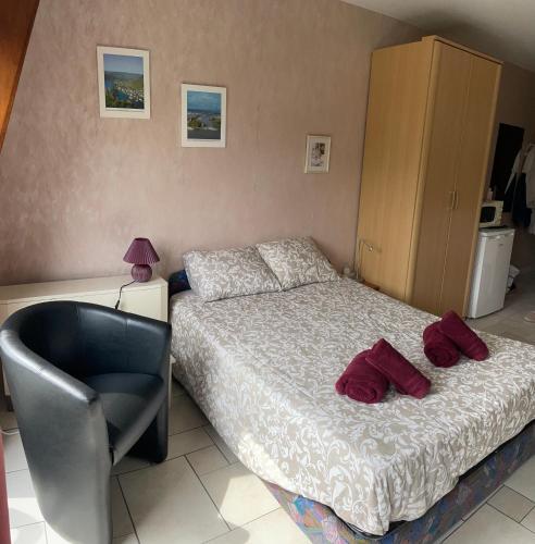 Katil atau katil-katil dalam bilik di Studio White Chateau met parking en zonnig balkon
