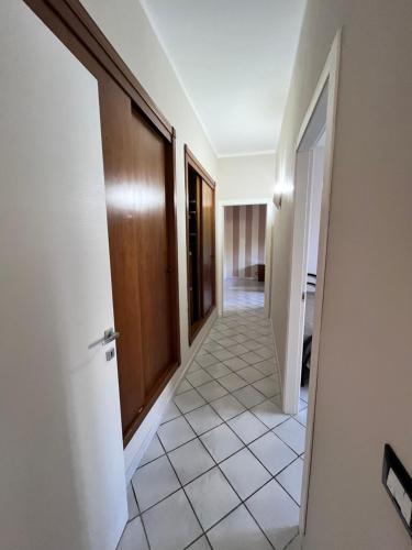 a hallway with a door and a tiled floor at Brezza di mare in Zingarello