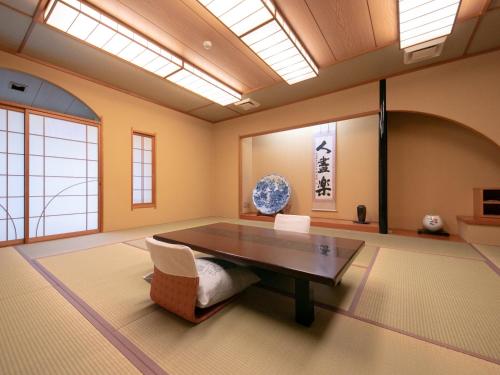 a large room with a table and chairs at Ryotei Jyusouya in Sango
