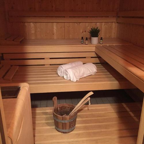 a sauna with two rolled towels and a bucket at Feriengut zum Fürst`n mit Außenwhirlpool und Sauna in Eppenschlag