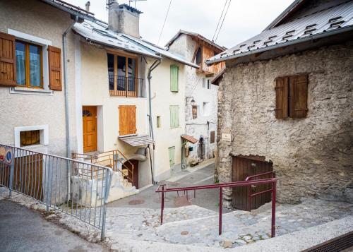 a group of houses with a gate in a street at Verde in Seyne