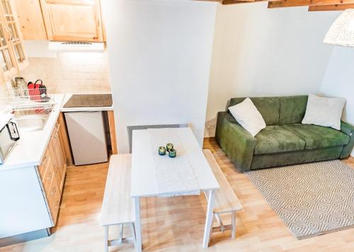 a living room with a couch and a table at Verde in Seyne