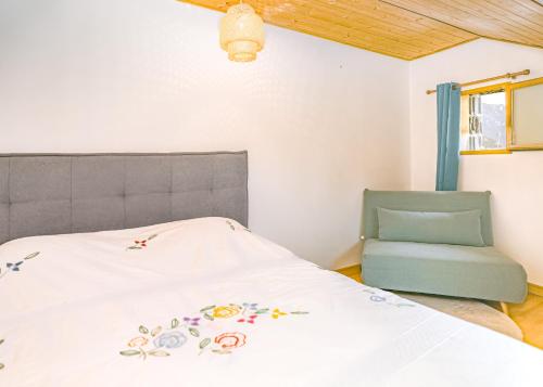 a bedroom with a bed and a green chair at Verde in Seyne
