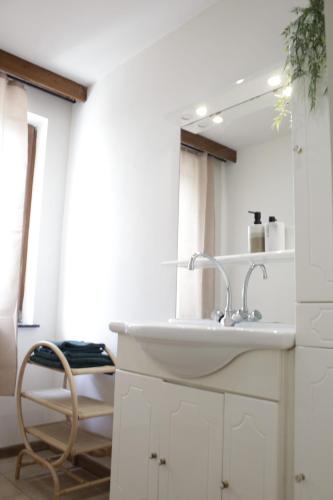 La salle de bains est pourvue d'un lavabo, d'une chaise et d'un miroir. dans l'établissement Sunny Stay & Chill, à Bruxelles