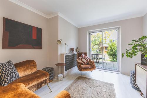 Χώρος καθιστικού στο Spacious 3BR Home Huge Garden Free Parking