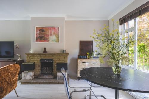 Μια τηλεόραση ή/και κέντρο ψυχαγωγίας στο Spacious 3BR Home Huge Garden Free Parking