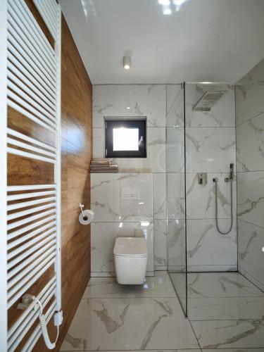 Bilik mandi di Rezerwat Wielin Sauna - Balia - Hot Tube - Jacuzzi - Basen - Klimatyzacja - Kominek