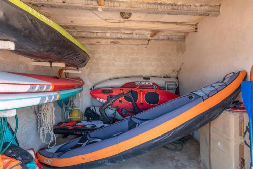 a cave with a kayak and a kayaksearch at Hastinapura, acceso directo al mar in Es Castell