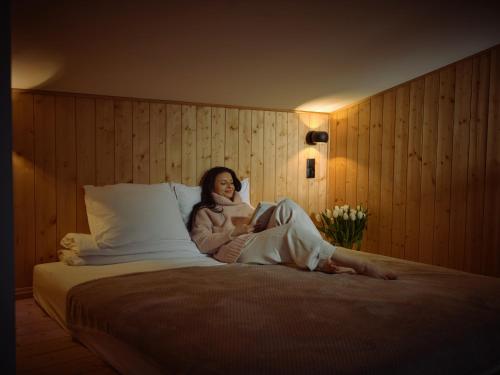 Katil atau katil-katil dalam bilik di Rezerwat Wielin Sauna - Balia - Hot Tube - Jacuzzi - Basen - Klimatyzacja - Kominek