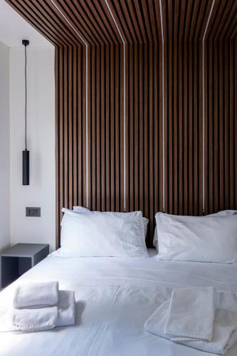 a bed with white sheets and towels on it at Agriturismo Il Giardino Degli Ulivi in Lazise