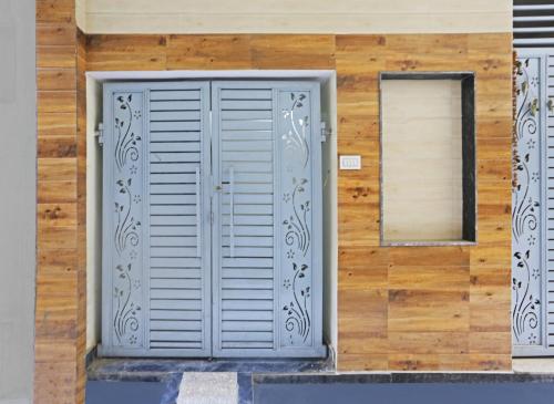 a pair of doors on the side of a building at Swastik residency Laxmi Nagar by Twamev in New Delhi