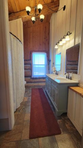 Η κουζίνα ή μικρή κουζίνα στο Firefly Creek Lodge