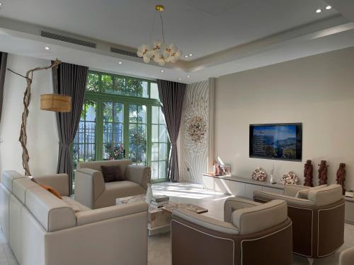 Телевизор и/или развлекательный центр в Elyday Villa - Bai Khem Beach, Phu Quoc