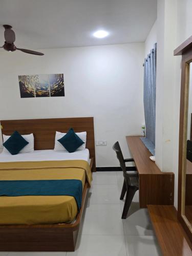 Postel nebo postele na pokoji v ubytování Mayura Residency lodge