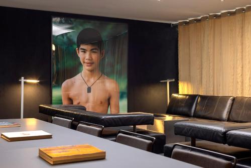 a room with a picture of a man on the wall at HM Jaime III in Palma de Mallorca