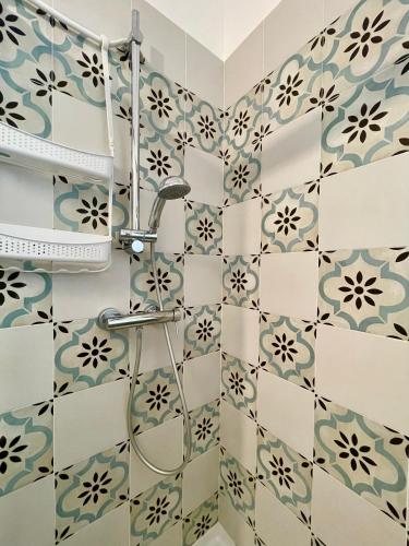 a bathroom with blue and white tiles at CASA ELAIO - immersa negli ulivi con vista sul mare Ionio in Marina San Gregorio
