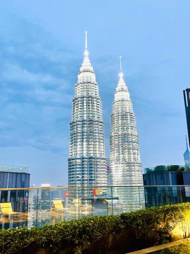 a view of the petronas twin skyscrapers at My Residence Villa Star Klcc in Kuala Lumpur