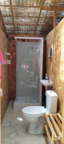 une salle de bain avec une douche, des toilettes et un lavabo dans l'établissement Juliette Tentvakanties, à Saint-Antonin