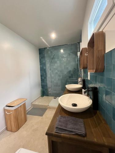 une salle de bain avec deux lavabos et une douche dans l'établissement Villa with panoramic sea view, à Fécamp