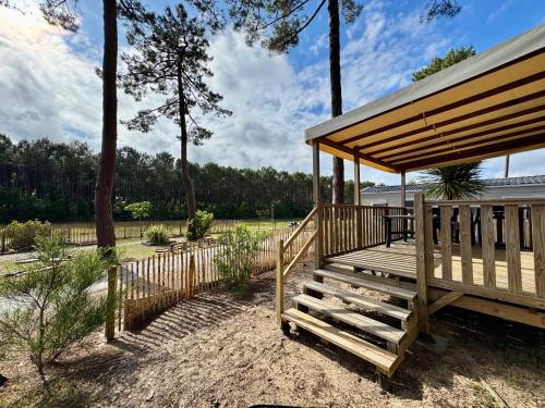 Un toit sur le bassin vue Foret