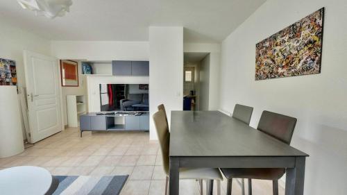 une salle à manger et un salon avec une table et des chaises dans l'établissement 180 La Blanche Courtyard apartment with parking, à Saint-Martin-de-Ré