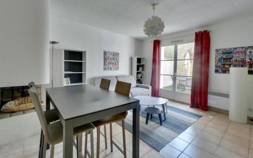 une salle à manger et un salon avec une table et des chaises dans l'établissement 180 La Blanche Courtyard apartment with parking, à Saint-Martin-de-Ré