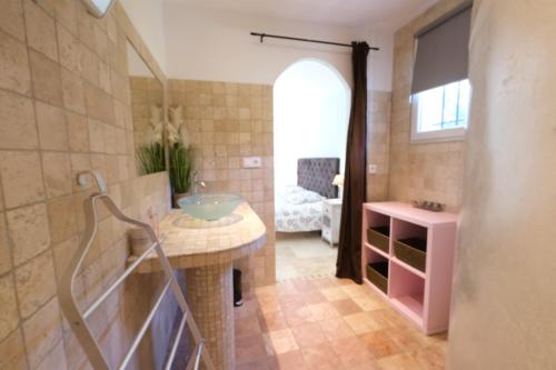 Gambar di galeri bagi Nice house with private-pool situated in the heart of the Luberon di Maubec