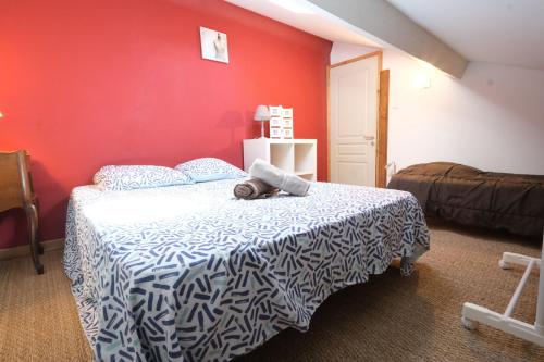 Katil atau katil-katil dalam bilik di Nice house with private-pool situated in the heart of the Luberon