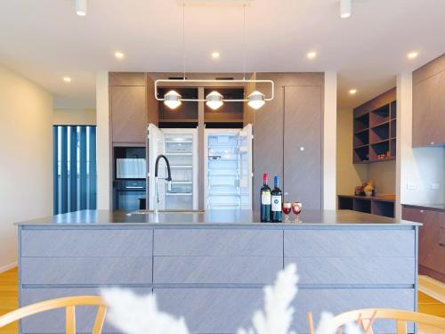 Dapur atau dapur kecil di Panoramic Racecourse View - A Quiet Family Villa Over the Turf