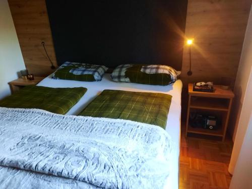 due letti uno accanto all'altro in una stanza di Wohnung in Pidingerau mit Großer Terrasse a Piding