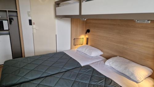 une chambre avec un lit avec deux oreillers blancs dans l'établissement Premiere Classe Saintes, à Saintes