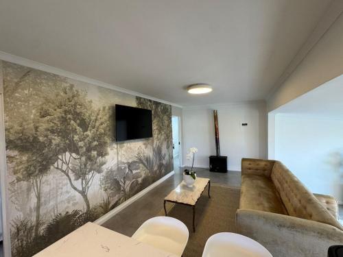Una televisión o centro de entretenimiento en Plettenvale Wines