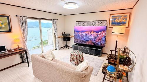 TV a/nebo společenská místnost v ubytování 月の城Moon City最大10名様まで絶景とBBQを満喫