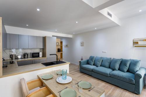 un salon avec un canapé bleu et une table dans l'établissement Appartement Vieux-Port, à Marseille
