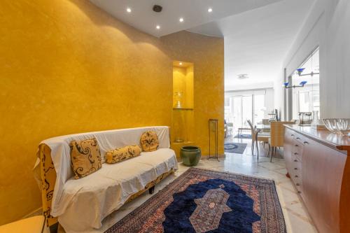 Delmare White apt
