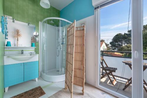 une salle de bain avec douche et lavabo dans l'établissement Vue mer, plage à 50m, Maison pour 4, à La Plaine-sur-Mer