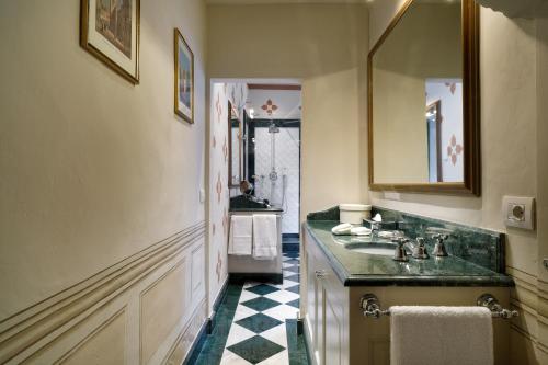 フィレンツェにあるPalazzo Niccolini al Duomo Residenza D'Epocaの洗面台と鏡のあるバスルーム