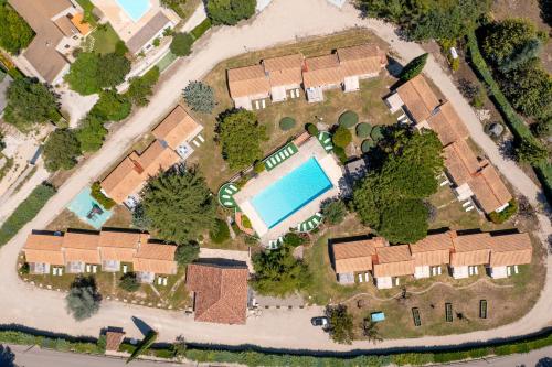 une vue aérienne d'une maison avec piscine dans l'établissement Charming T3 Bastidon in residence, à La Roque-sur-Pernes