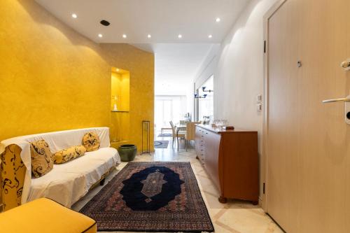 Delmare White apt