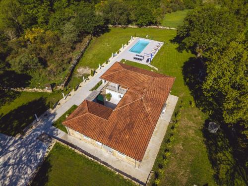 Πισίνα στο ή κοντά στο Reverence Villas Fufin