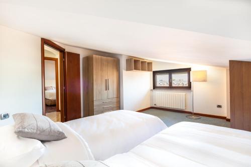 Ένα ή περισσότερα κρεβάτια σε δωμάτιο στο Sunny Terrace Duplex Garbagnate