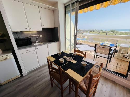 une cuisine et une salle à manger avec une table avec vue dans l'établissement Studio cabine CAP D'AGDE NATURISME CN060-AB124, au Cap d'Agde